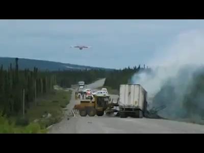 Camion en flamme au Canada, un bombardier d'eau appelé en renfort