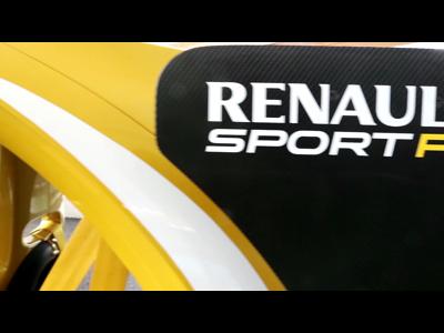 Sebastian Vettel teste le Twizy RS F1, un KERS sur 4 roues