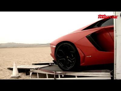 La Lamborghini Aventador mord la poussière !