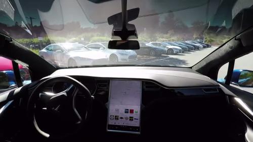 Tesla nous donne une idée de la conduite autonome sur routes complexes
