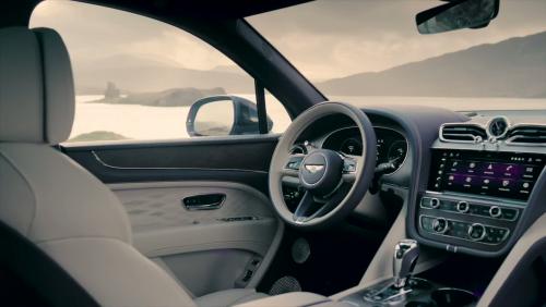 Bentley Bentayga EWB (2022) : la nouvelle déclinaison du SUV en vidéo