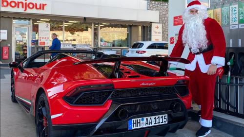 Le youtubeur GMK sort une Lamborghini pour livrer les cadeaux déguisé en père noël