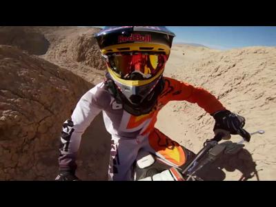 Motocross freestyle dans le désert en GoPro