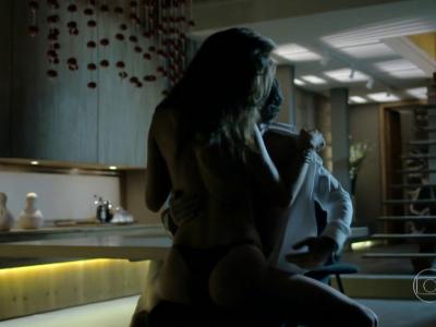 Alessandra Ambrosio nue dans une telenovela Bresilienne