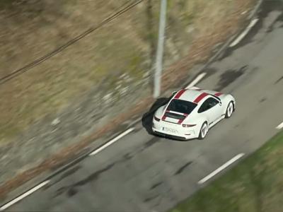 La Porsche 911 R en liberté sur une route du Tour de France automobile