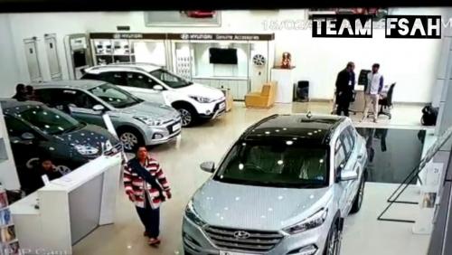 Elle détruit le showroom d'un concessionnaire Hyundai en Inde