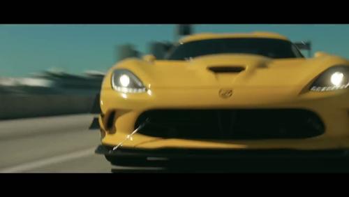 Pennzoil offre un baroud d'honneur façon Miami Vice à la Dodge Viper