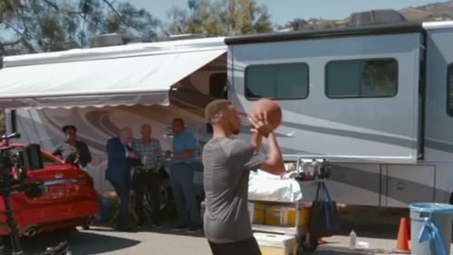 Stephen Curry marque un panier... dans une Infiniti Q50