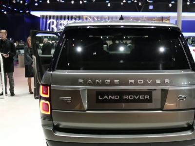 Mondial de l'Auto 2018 : la Land Rover Range Rover Hybrid en vidéo