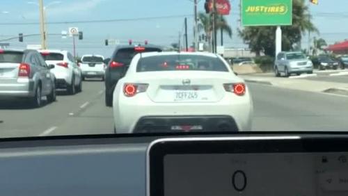 Une Tesla en auto-pilote grille des feux rouges