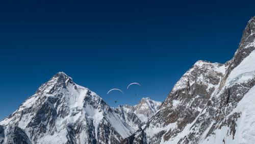 Flying Between Giants, la dernière aventure d'Horacio Llorens, Tom Dorlodot et Ramón Morillas dans l'ombre du K2 pakistanais.