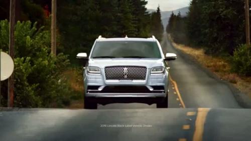 Matthew McConaughey joue du tam-tam sur un volant pour promouvoir le Lincoln Navigator