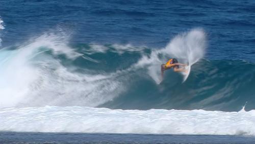 Le meilleur surfeur du monde sur les vagues de Tahiti, pour les championnats du monde ! 