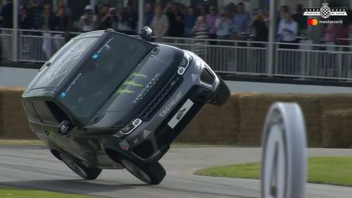 Le Range Rover Sport SVR s'attaque à la montée de Goodwood sur deux roues