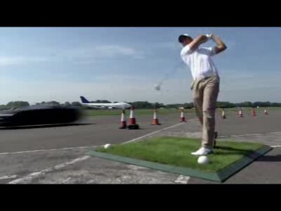 En SLS, David Coulthard rattrape les balles de golf en plein vol