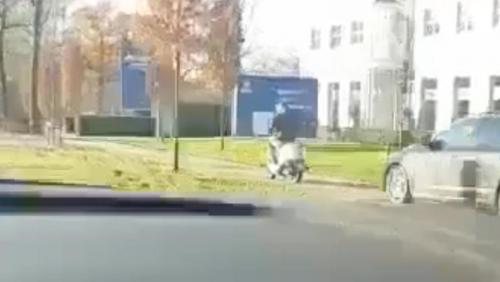 Course-poursuite sur une piste cyclable entre un scooter et une voiture de police banalisée