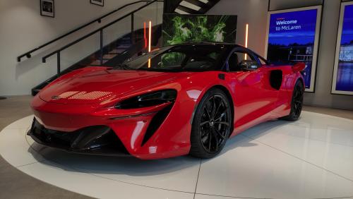 McLaren Artura (2021) : découverte de la supercar hybride rechargeable en vidéo