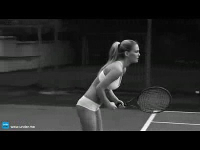Bar Refaeli joue au tennis légèrement vêtue