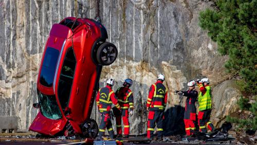 Des Volvo lâchés à 30 mètres de haut... pour la bonne cause