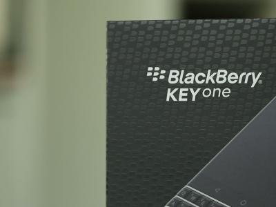 BlackBerry KEYone : le smartphone sous tous les angles